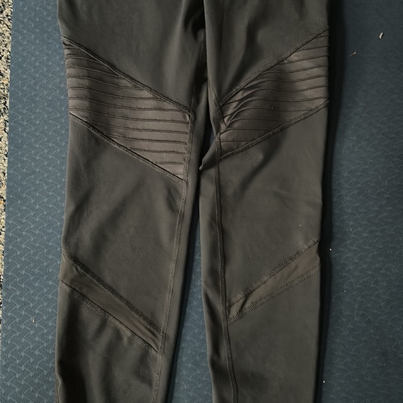 Woman’s leggings by old navy - Picture 4 of 5